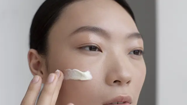 Tips Memakai Sunscreen agar Tidak Cakey [Dok/freepik.com]