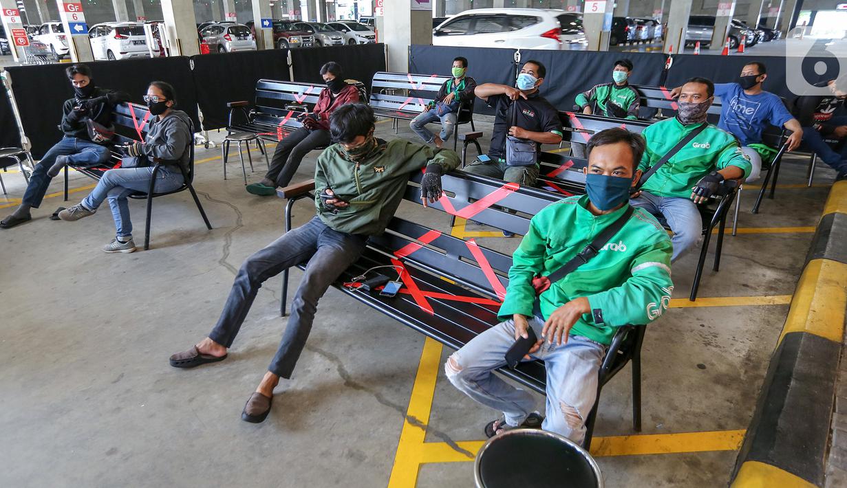 Sejumlah ojek online menunggu pesanan makanan di parkiran AEON Mall BSD City, Tangerang, Rabu (3/6/2020). Selama masa PSBB Tangerang, AEON menutup jam operasi mall dan membuka supermarket dengan menerapkan protokol kesehatan untuk mengurangi penyebaran Covid-19. (Liputan6.com/Fery Pradolo)
