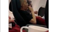 Seorang pria penumpang kelas bisnis Garuda Indonesia kedapatan nge-vape di tengah penerbangan menuju Medan (Kualanamu). (dok. Instagram @mood.jakarta/https://www.instagram.com/p/DHx0yP7T6Id/?hl=en&img_index=2/Dinny Mutiah)