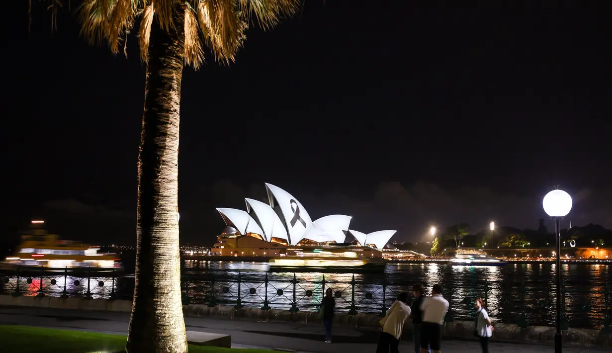 Pita hitam yang melambangkan kenangan dan duka cita diproyeksikan ke Sydney Opera House pada tanggal 9 Februari 2023 sebagai bentuk solidaritas terhadap Turki dan Suriah setelah gempa bumi dahsyat meluluhlantakkan kedua negara tersebut. (DAVID GRAY/AFP)