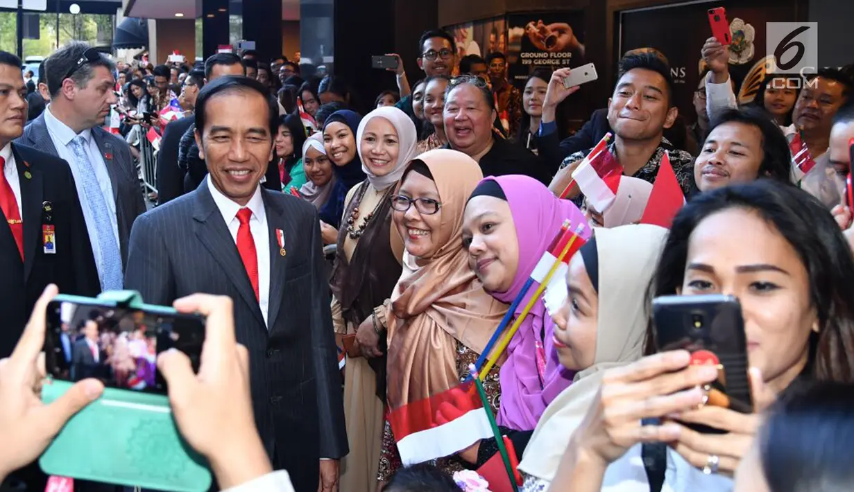 Suasana saat warga menyambut Presiden Joko Widodo atau Jokowi setibanya di hotel tempatnya menginap di Sydney, Australia, Jumat (16/3). Kedatangan Jokowi kali ini untuk menghadiri ASEAN-Australia Special Summit 2018. (Liputan6.com/Pool/Biro Pers Setpres)