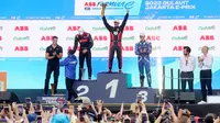 Pembalap Pembalap TAG Heuer Porsche Formula E Team, Pascal Wehrlein, melakukan selebrasi di podium setelah memenangkan balapan Formula E 2023 di Jakarta International e-Prix Circuit, Sabtu (3/6/2023). Pascal Wehrlein menjadi yang tercepat pada balapan Formula E 2023 Jakarta setelah melahap 36 lap dengan catatan waktu 42 menit 21,995 detik. (Bola.com/M Iqbal Ichsan)