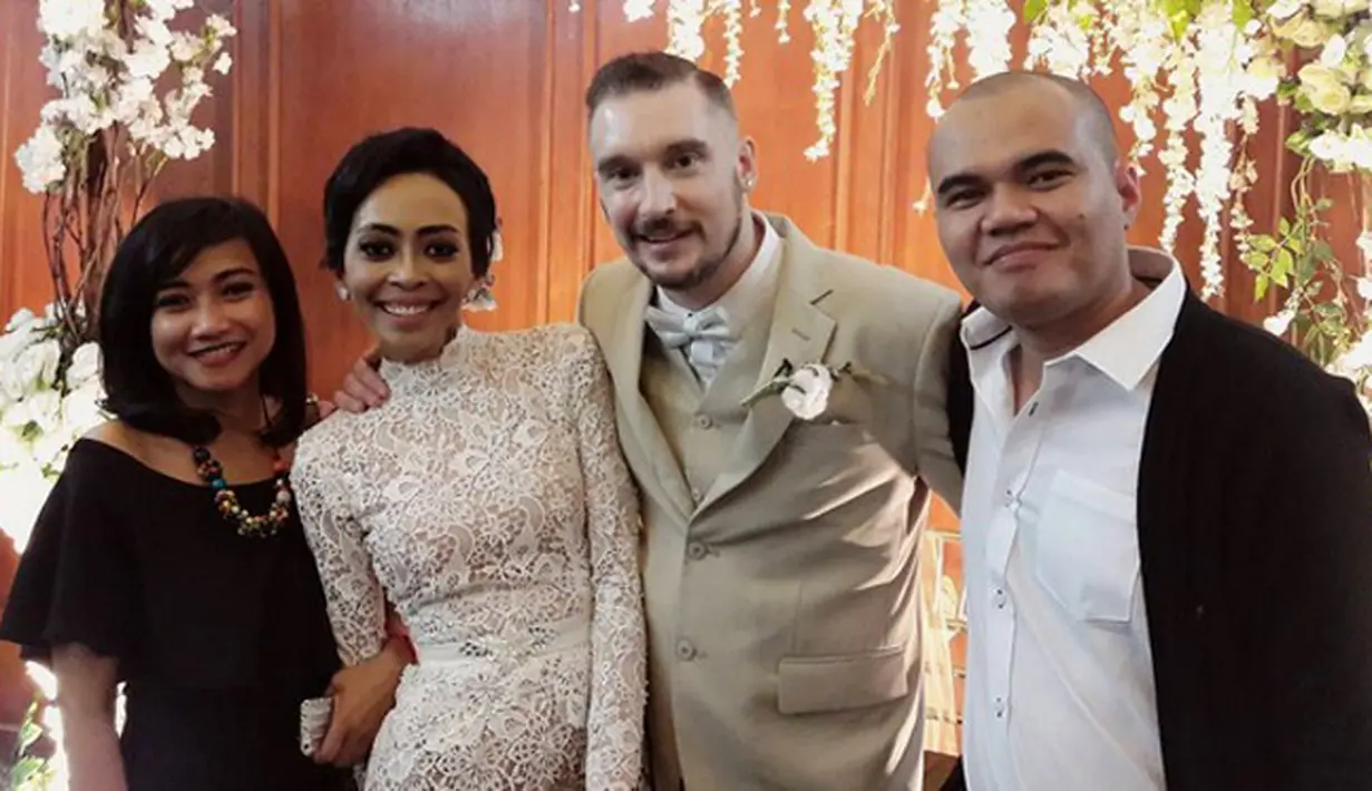 Setelah bercerai dengan Fauziah pada Mei, Jono makin serius untuk mempersunting Cice. Beberapa bulan setelah cerai, Jono lantas melamar Cice dan berkembali memeluk Kristen. (Instagram/petersonsitumorang)