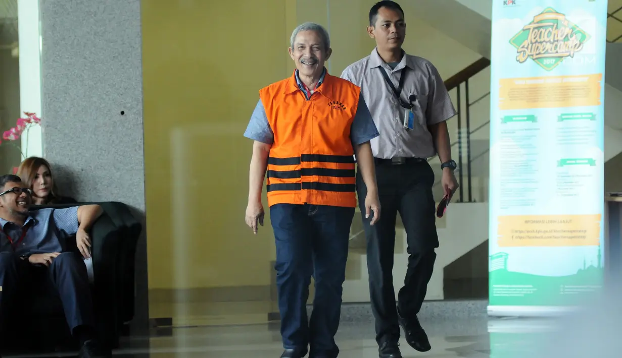 Bupati Batubara nonaktif OK Arya Zulkarnain (kedua kanan) saat akan diperiksa di Gedung KPK, Jakarta, Kamis (9/11). OK Arya diperiksa sebagai saksi dugaan suap pembangunan infrastruktur di Kab Batubara TA 2017. (Liputan6.com/Helmi Fithriansyah)