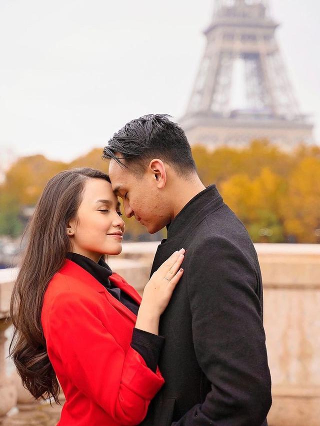 Hamil Anak Kedua, Ini 6 Potret Mesra Anjani Dina dan Suami yang Jarang Tersorot