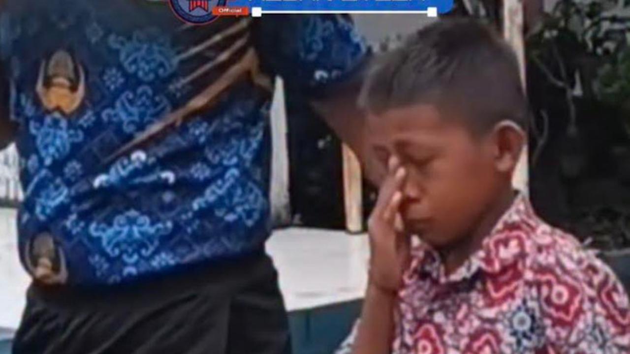 Tak Ingin Gurunya Tahu, Bocah SD Ini Diam-Diam Siapkan Meja Buat Sekolah Ngaji Sepulang Sekolah, Aksinya Viral Bikin Netizen Kagum