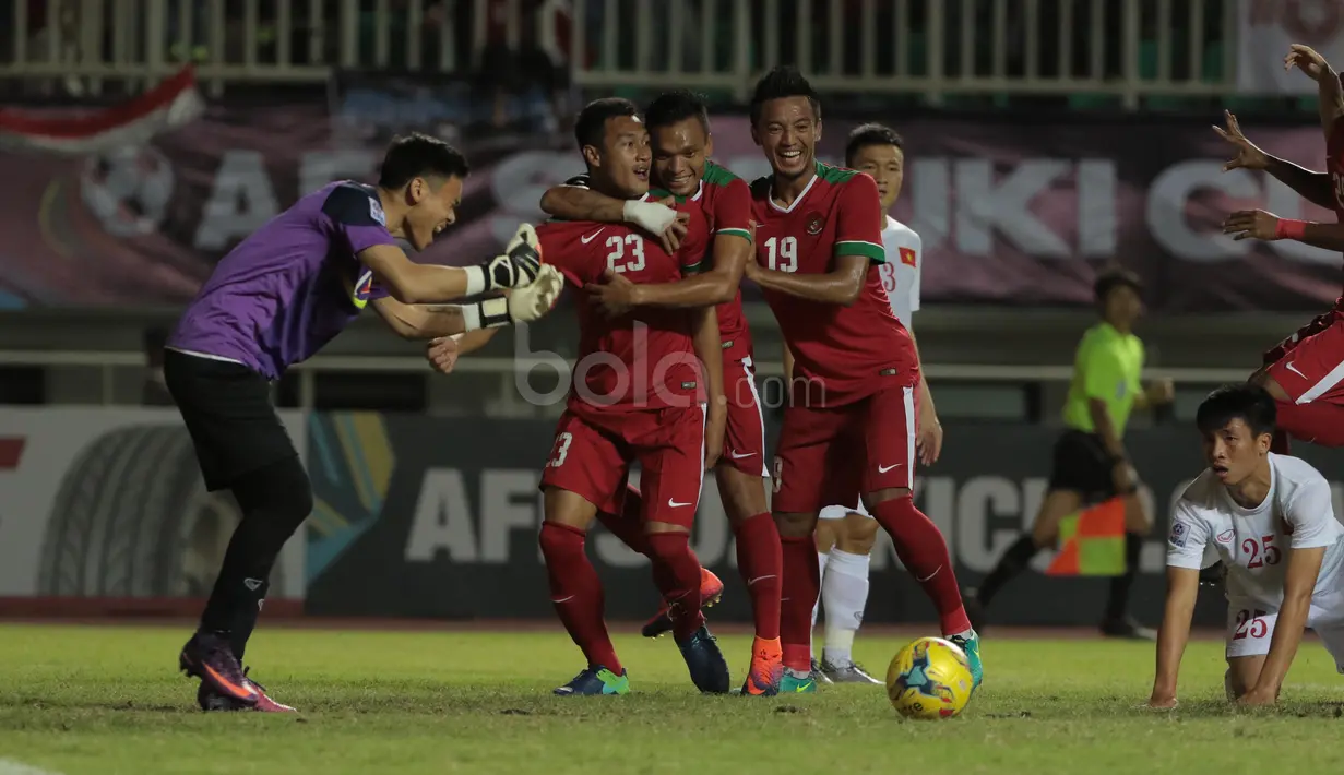 Ekspresi pemain Timnas Indonesia, Hansamu Yama Pranata, setelah mencetak gol ke gawang Vietnam dalam laga leg pertama semifinal Piala AFF 2016 di Stadion Pakansari, Bogor, Sabtu (3/12/2016). Babak pertama skor imbang 1-1. (Bola.com/Nicklas Hanoatubun)