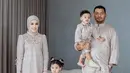 Ide baju Lebaran dari keluarga kecil Aghnia Punjabi. Aghnia tampil dengan outfit kembar dengan sang putri Baby Cana; bersiluet baju kurung lace dan roknya yang serasi. [Foto: Instagram/emyaghnia]