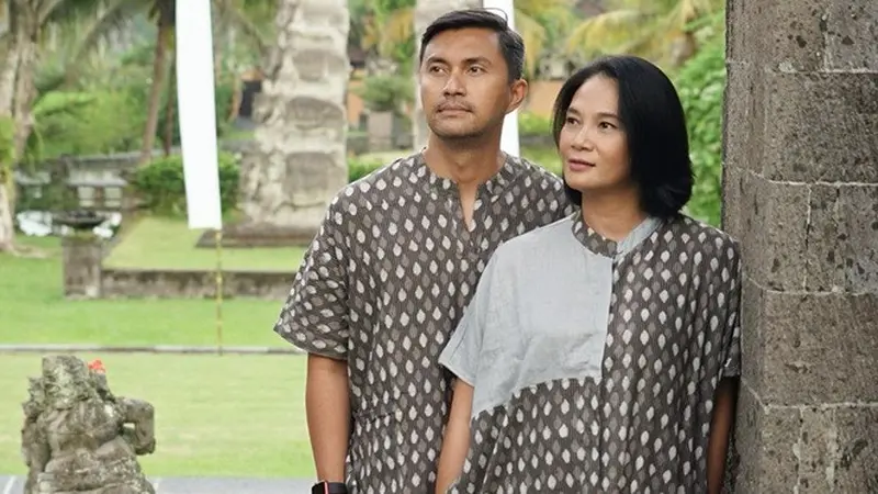 Bak Pasangan Muda, Ini 6 Potret Anjasmara dan Istri Pakai Baju Couple