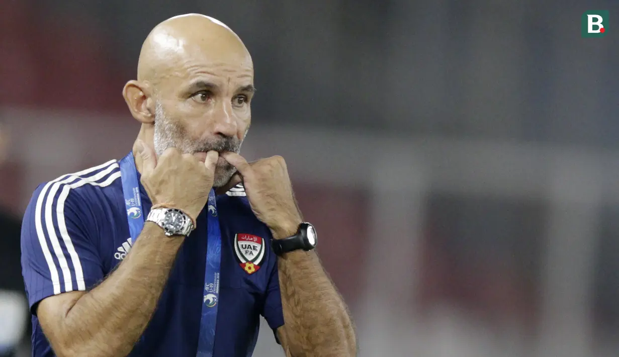 Pelatih Uni Emirat Arab (UEA), Ludovic Batelli, memberikan arahan kepada anak asuhnya saat melawan Indonesia pada laga AFC di SUGBK, Jakarta, Rabu (24/10/2018). Indonesia menang 1-0 atas UEA. (Bola.com/M Iqbal Ichsan)