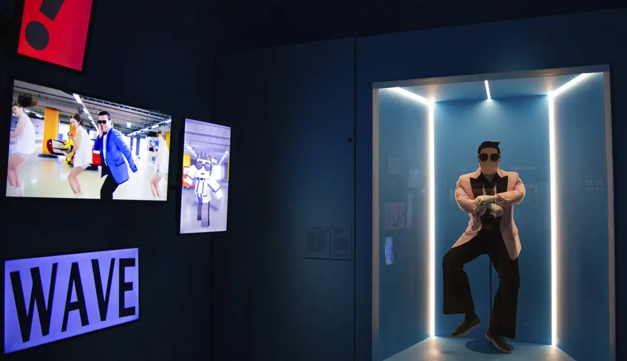 <p>PSY juga ikut dihadirkan dalam pameran ini. Selain sejumlah monitor yang memutar video klip "Gangnam Style", jaket PSY dari video ini, yang didesain Dsquared2, juga dipajang. (Foto: Vianney Le Caer/Invision/AP)</p>