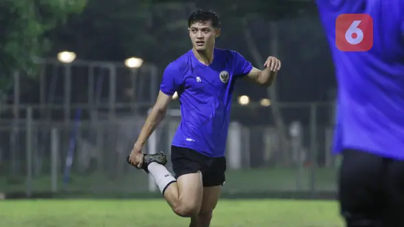 Pemain Timnas Indonesia, Alfeandra Dewangga saat sesi latihan jelang Piala AFF di Lapangan B Senayan, Jakarta, Selasa (9/11/2021). (Bola.com/M Iqbal Ichsan)