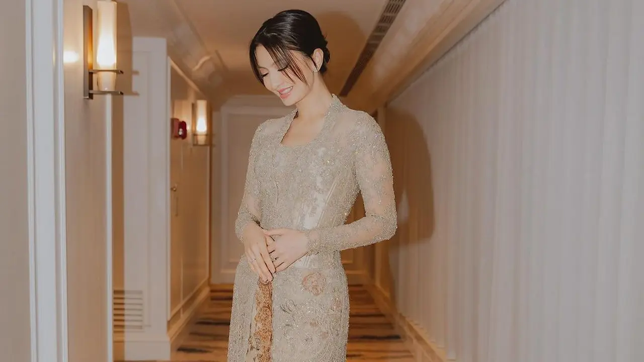 Gaya Kartini masa kini pakai kebaya