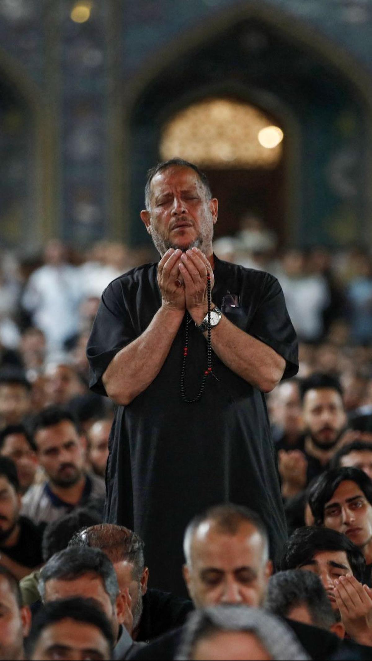 Seorang jemaah memanjatkan doa saat berikhtiar mendapatkan keutamaan Lailatul Qadar di Masjid Al-Kazimiyya, Baghdad, Irak, pada Rabu (3/4/2024).&nbsp;AHMAD AL-RUBAYE / AFP