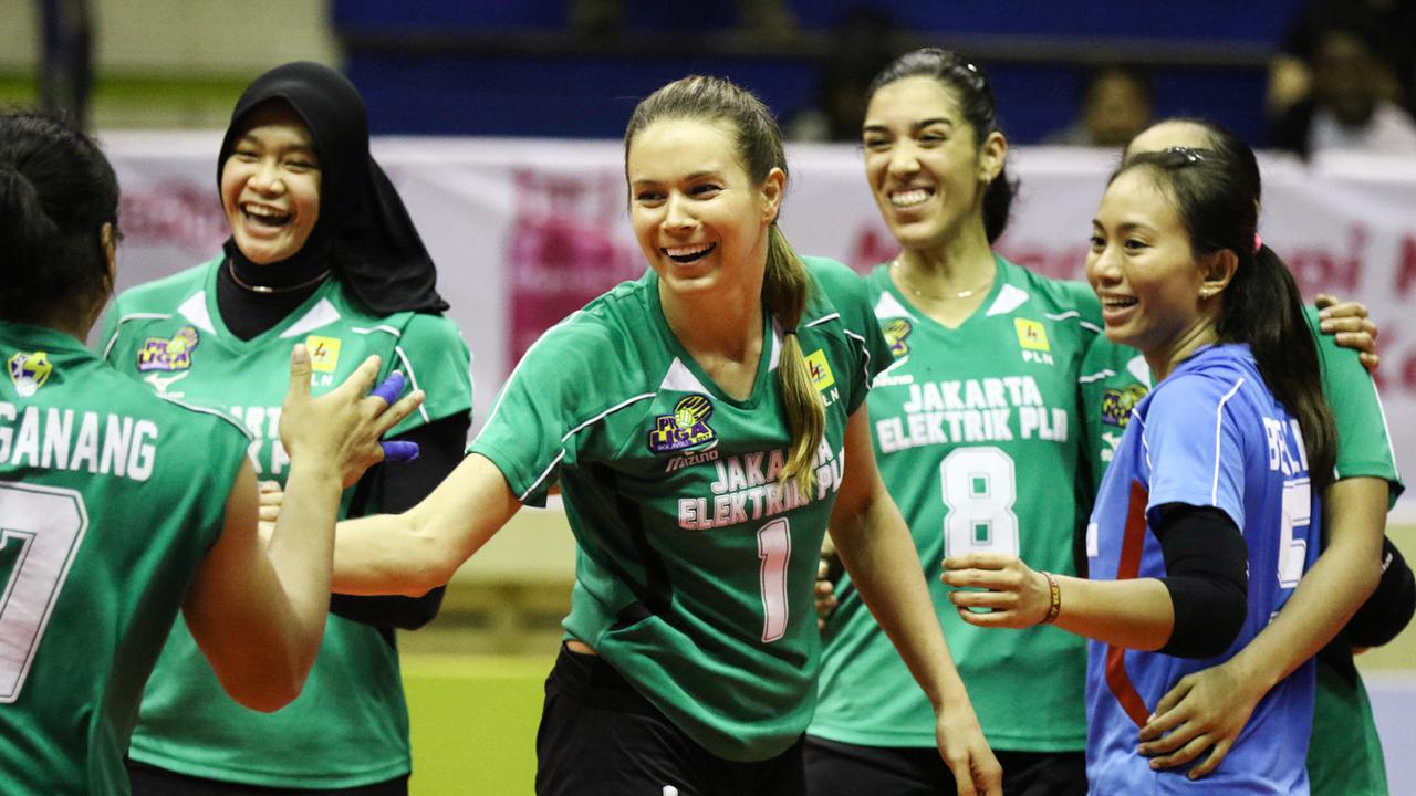 Jakarta Elektrik PLN menumbangkan Jakarta PGN Popsivo Polwan 3-0 pada putaran kedua final four Proliga 2017 di GOR C'Tra Arena, Bandung, Jawa Barat, Jumat (14/4/2017). Kemenangan ini membawa mereka ke final. (Liputan6.com/Yoppy Renato).