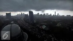 Foto Lanscape Jakarta yang di kelilingi awan gelap sebelum turunya hujan, Rabu (7/9). BMKG memprediksi fenomena La Nina yang mengakibatkan curah hujan tinggi akan berlangsung hingga bulan September 2016. (Liputan6.com/Johan Tallo)