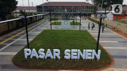 Foto udara memperlihatkan suasana baru pedestrian di kawasan Stasiun Pasar Senen, Jakarta, Kamis (18/6/2020). Akses khusus pejalan kaki ini berada di kawasan plaza atau pintu tengah Stasiun Pasar Senen untuk memfasilitasi masyarakat berganti moda transportasi. (Liputan6.com/Helmi Fithriansyah)