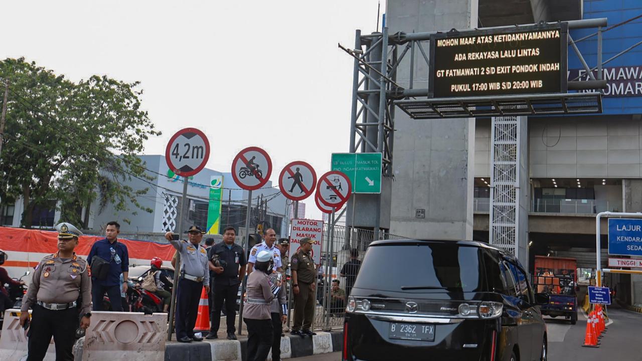 FOTO: Uji Coba Rekayasa Lalin di TB Simatupang, Jalur Gratis Tol Fatmawati Dibuka