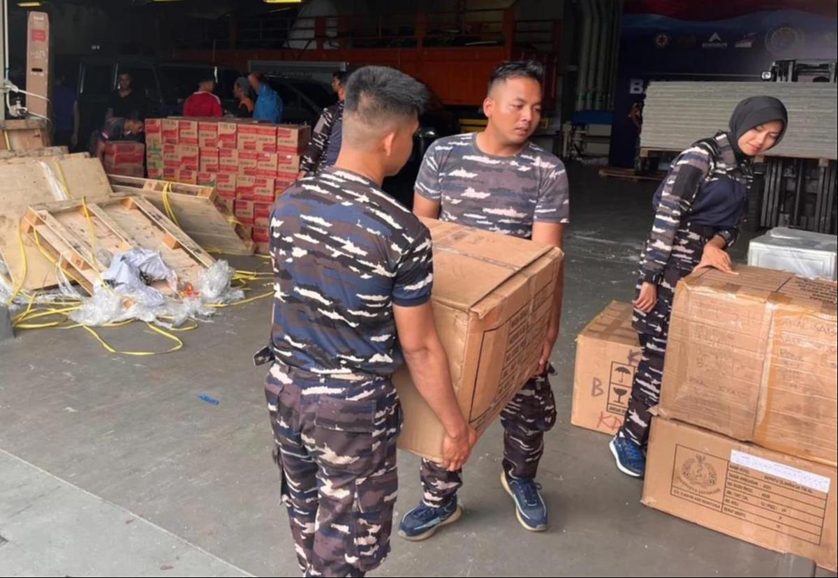 FOTO: TNI AL Terus Menyalurkan Bantuan Kemanusiaan ke Aceh