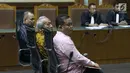 Anggota DPRD Sumut 2009-2014 M Yusuf Siregar, Enda Mora Lubis dan Abu Bokar Tambak (kiri ke kanan) saat sidang dakwaan di Pengadilan Tipikor, Jakarta, Rabu (20/2). Ketiganya didakwa menerima suap dari Gatot Pujo Nugroho (Liputan6.com/Helmi Fithriansyah)