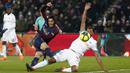 Edinson Cavani (kiri) melepaskan tembakan saat diadang pemain Marseille pada lanjutan Ligue 1 Prancis di Parc des Princes Stadium, Paris, (25/2/2018). PSG menang 3-0. (AP/Thibault Camus)