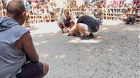 Aiptu F (berbaju hitam) tertangkap kamera sedang terlibat judi sabung ayam. (Foto: Istimewa/Ola Keda)