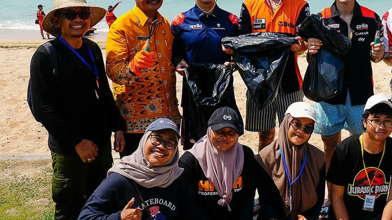 Bersih-Bersih Pantai, 6 Pebalap MotoGP Jadi Warlok Lombok dengan Tampilan Santai