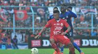 Duel bek Persija Jakarta, Tony Sucipto, dan gelandang serang Arema FC, Makan Konate, dalam laga pekan ke-28 Shopee Liga 1 2019 di Stadion Kanjuruhan, Malang, Sabtu (23/11/2019). Arema dan Persija bermain imbang 1-1. (Bola.com/Iwan Setiawan)
