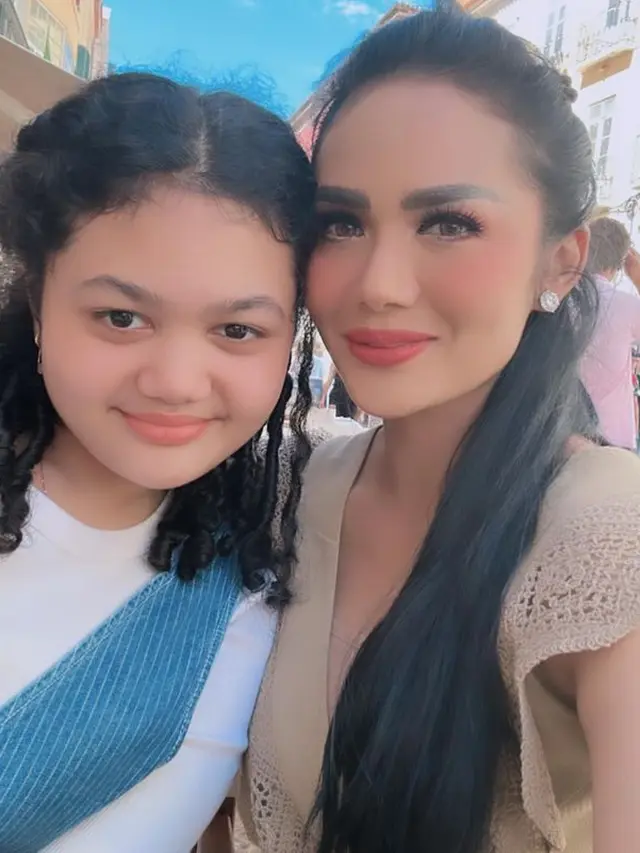 Krisdayanti dan keluarga ke Eropa (Instagram/krisdayantilemos)