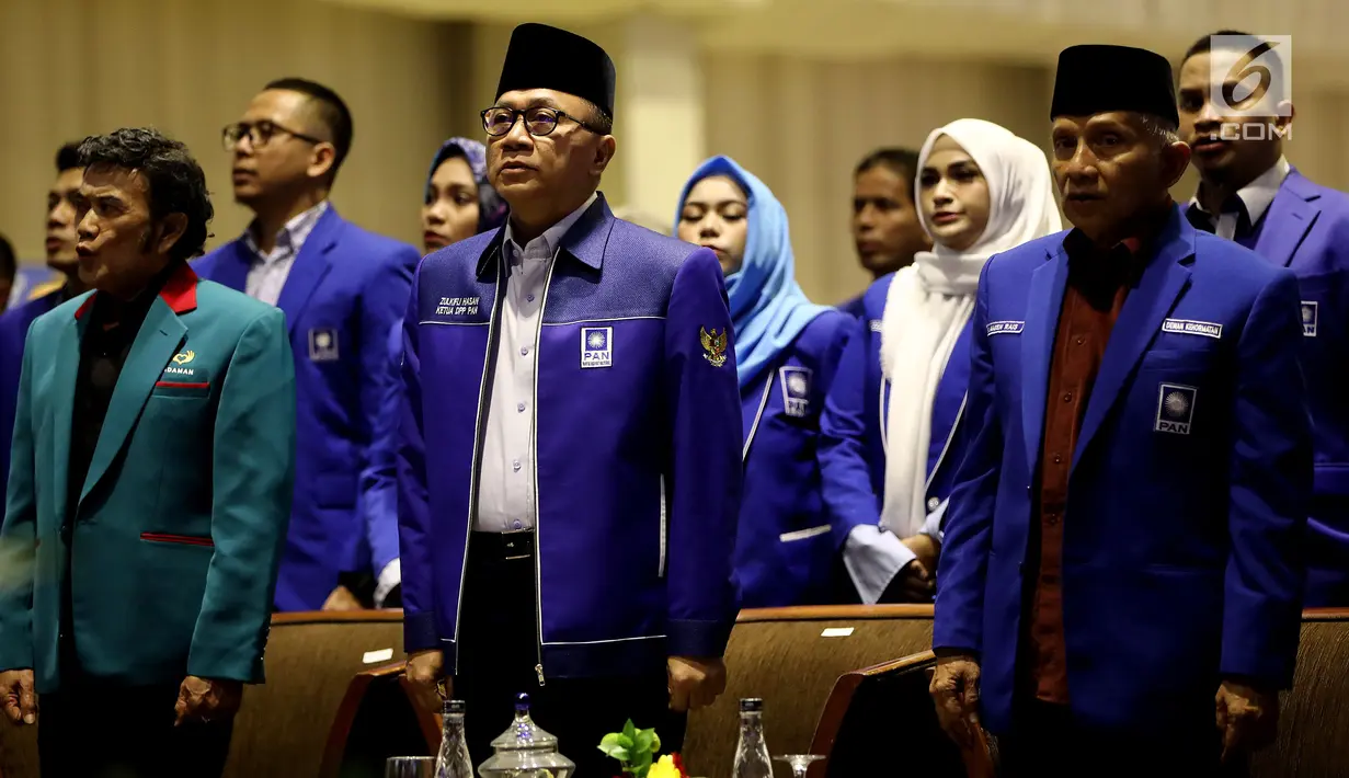 Ketum PAN Zulkifli Hasan (tengah), Ketua Dewan Pertimbangan PAN Amien Rais (kanan) dan Ketum Partai Idaman Rhoma Irama mengikuti acara pembukaan Rakernas PAN di Jakarta, Kamis (9/8). (Liputan6.com/Johan Tallo)