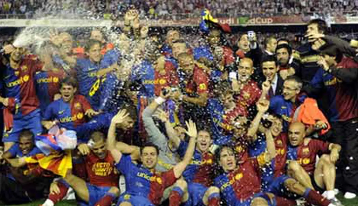 Barcelona&acute;s players celebrate after winning the Spanish King&acute;s Cup final match against on May 13, 2009 at the Mestalla stadium in Valencia. Barcelona won 4-1. AFP PHOTO/LLUIS GENE