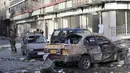 Sejumlah mobil hancur setelah serangan bom di Kabul, Afghanistan, Rabu (4/8/2021). Ledakan bom mobil yang disusul dengan tembakan sporadis menghantam Kabul, Afghanistan, pada Selasa (3/8) malam. (AP Photo/Rahmat Gul)