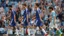  Pemain Chelsea, Cesc Fabregas, Cesar Azpilicueta (2kiri), Eden Hazard (2 kanan) berjalan tertunduk, setelah kalah dari salah satu rival liga Premier Inggris Manchester City, (AFP Photo/Oli Scarff)