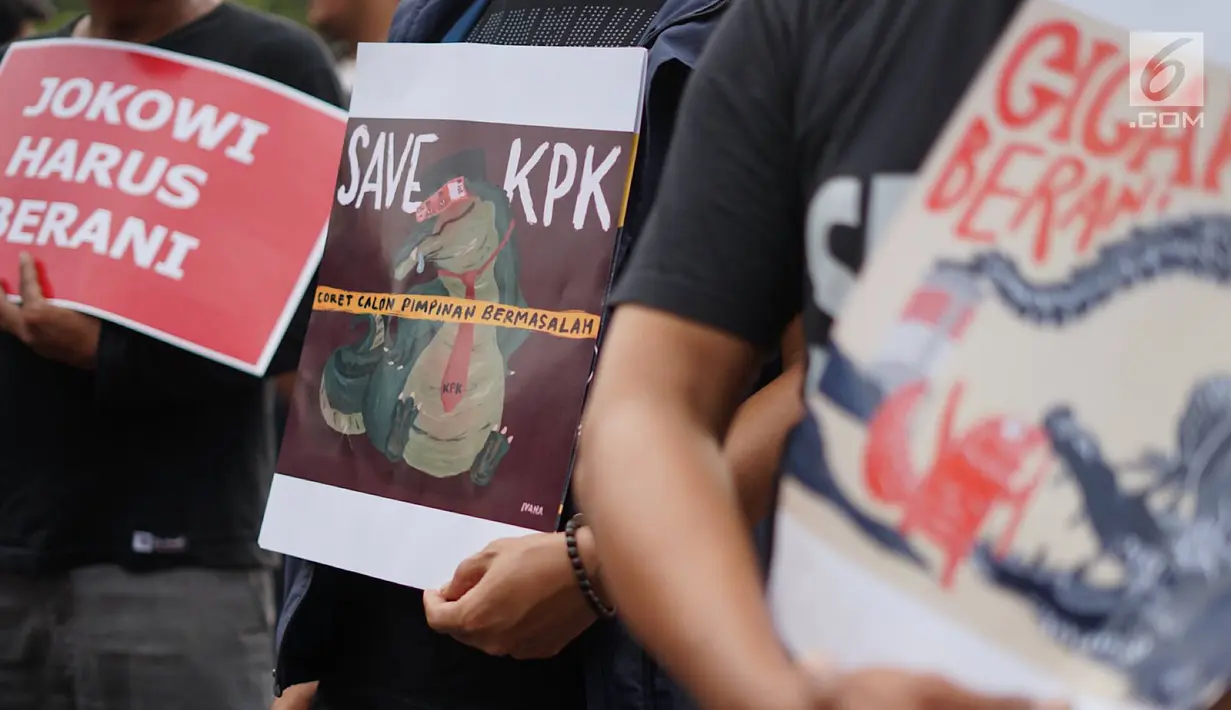Massa gabungan membawa poster saat menggelar aksi damai terkait pemilihan calon pimpinan KPK di Jakarta, Kamis (5/9/2019). Massa menuntut Presiden Joko Widodo memilih pimpinan KPK yang bersih dan jujur karena banyaknya polemik seputar Capim KPK. (Liputan6.com/Immanuel Antonius)