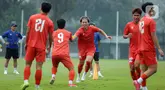 Pemain Timnas Vietnam U-23, Victor Le (tengah) saat melakukan latihan bersama di Lapangan A Gelora Bung Karno, Senayan, Jakarta, Senin (28/7/2025). (Liputan6.com/Helmi Fithriansyah)