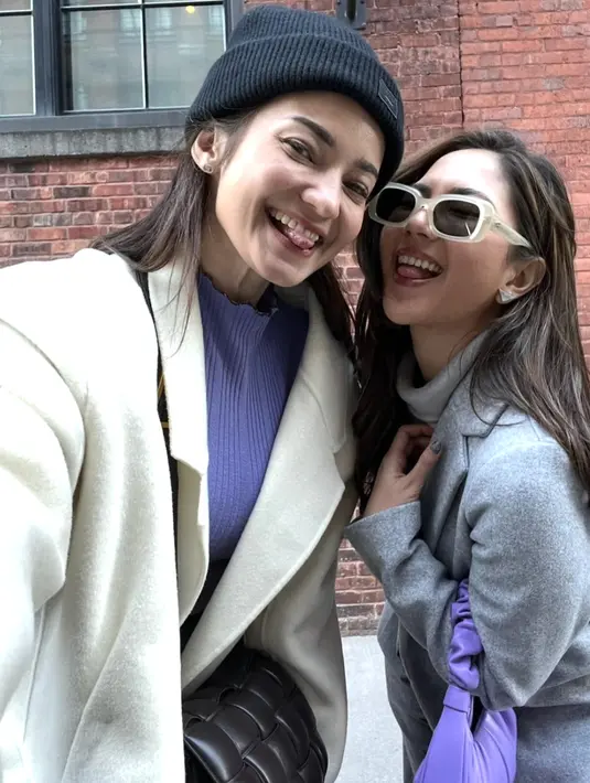 Enzy Storia dan Jessica Mila terlihat kompak dengan nuansa warna senada. Warna ungu jadi highlight OOTD yang ditampilkan.  [Foto: Instagram/ Enzy Storia]