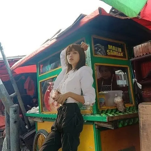 6 Foto Editan Blackpink Belanja di Pedagang Kaki Lima Ini Kocak Banget