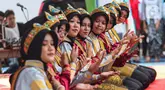 Pelajar SMKN 38 menampilkan kesenian drama nusantara dalam proyek penguatan profil pelajar Pancasila sekaligus untuk memperingati Hari Pendidikan Nasional (Hardiknas) 2024 di halaman Sekolah Menengah Kejuruan Negeri (SMKN) 38, Jakarta, Kamis (2/5/2024). (Liputan6.com/Angga Yuniar)