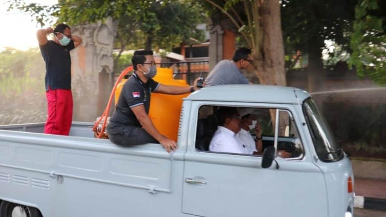 Bupati Buleleng, Putu Agus Suradnyana Memimpin Penyemprotan Disinfektan yang dilakukan 2 kali dalam Sehari Pada Wilayah Publik Di Kota Singaraja, Kabupaten Buleleng, 30 Maret 2020