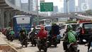 Kepadatan arus lalu lintas jalan Jenderal Gatot Subroto, Jakarta, Jumat (6/8/2021). Dirlantas Polda Metro Jaya mencatat, pada pelaksanaan PPKM level 4 minggu kedua terdapat kenaikan mobilitas warga Jakarta sebesar 26 persen dibanding saat PPKM Darurat dan PPKM Mikro. (Liputan6.com/Helmi Fithriansyah