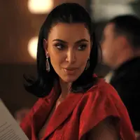 Dalam Episode 7 All's Fair, Kim Kardashian mengenakan baju berwarna merah. Ia tampil dengan gaya rambut kuncir belakangnya. [Dok. Chopard]