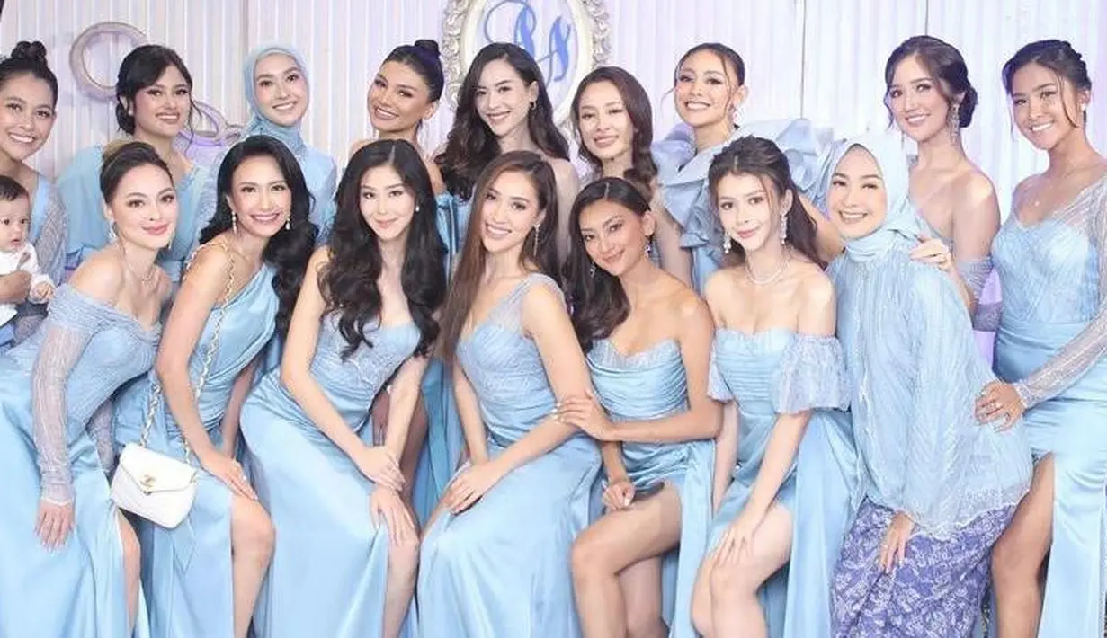 Berbagai model dress tampak dikenakan para Puteri Indonesia sebagai busana bridesmaid mereka. @officialputeriindonesia.