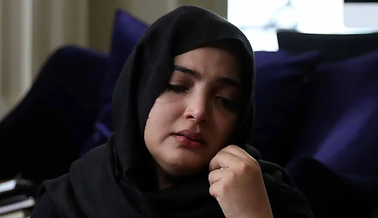 Suasana haru diwarnai isak tanggis dari anak, cucu dan keluarga besar yang mengantarkan almarhum ke peristirahatan terakhirnya di TPU Jeruk Purut, Jakarta Selatan Senin (7/11). (Nurwahyunan/Bintang.com)