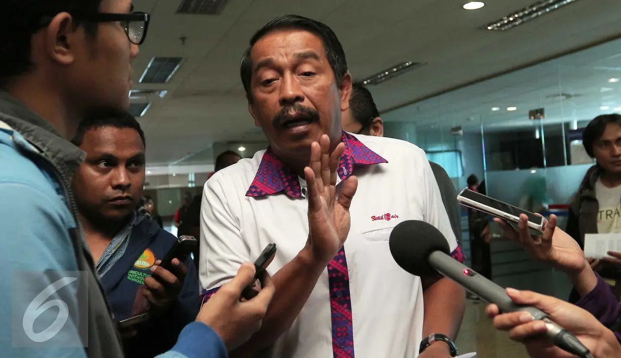 Presdir PT Lion Mentari Airlines, Edward Sirait usai menjelaskan perihal kecelakan pesawat Batik Air dengan Trans Nusa, Jakarta, Selasa (5/4). Edward meyakinkan bahwa pilotnya memiliki rekam jejak yang baik. (Liputan6.com/Angga Yuniar)