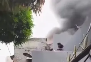 Kebakaran melanda permukiman padat penduduk di Jalan Keadilan, Tamansari, Jakarta Barat, Senin (26/10/2026). (Foto: Antara)