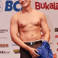 Marcellino Lefrandt pamerkan tubuhnya yang berotot  di acara Pop Con Asia 2015, Jakarta Convention Center, Jakarta Selatan, Sabtu (8/8/2015). (Wimbarsana/Bintang.com)