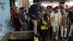 Hari kedua kampanye Pilkada Jakarta 2024, Ridwan Kamil blusukan ke pemukiman warga di kawasan Pancoran Barat, Pancoran, Jakarta Selatan. (Liputan6.com/Herman Zakharia)