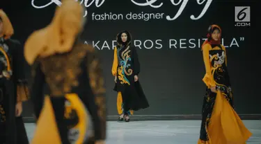 Model mengenakan busana rancangan Lia Afif bertajuk "Rancakaroros Resitala" pada ajang Indonesia Fashion Week (IFW) 2019 di Jakarta Convention Center, Kamis (28/3). Lia Afif baru saja merilis 12 koleksi busana terbarunya menggunakan kain batik dari Kutai Timur. (Liputan6.com/Faizal Fanani)