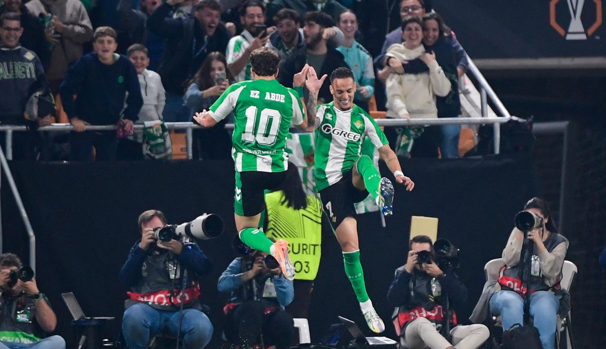 Antony mencetak gol lewat aksi cerdasnya. Berawal dari skema tendangan bebas Marc Roca, Antony menuntaskan peluang dengan sepakan chip indah melewati kiper Dominik Greif. (AFP/Cristina Quicler)