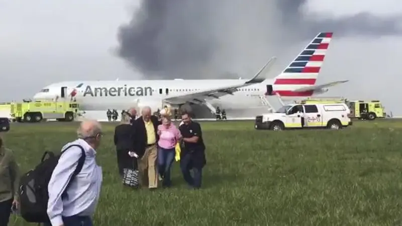 Pesawat American Airlines terbakar dan penumpang mengevakuasi diri (AP)